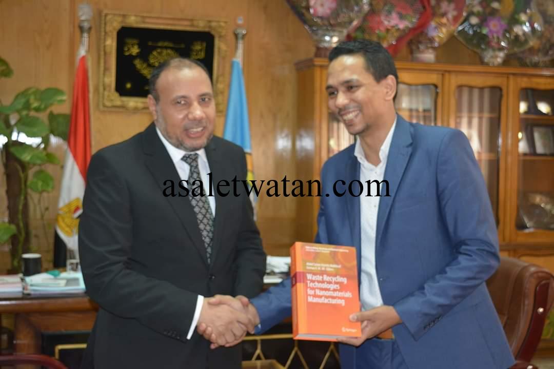 “نائب رئيس الجامعة للوجه القبلي يكرم أحد أعضاء هيئة التدريس بكلية العلوم بأسيوط لتميزه فى مجال البحث العلمي” 