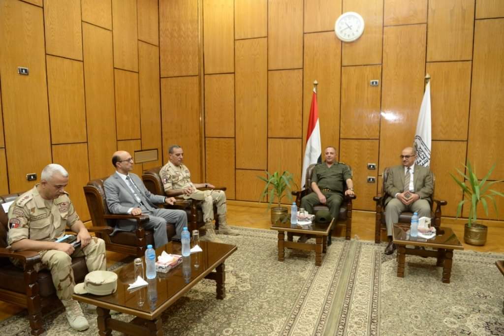 قائد المنطقة الجنوبية العسكرية يهنئ جامعة أسيوط بقرب حلول الأضحى المبارك 