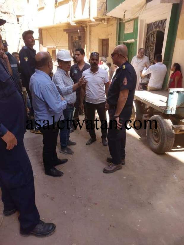 بسبب تصدعات وشروخ.. إخلاء منزل من السكان بغرب أسيوط