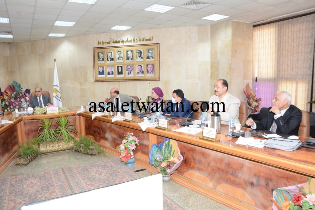 رئيس جامعة أسيوط يترأس آخر جلسات مجلس الجامعة