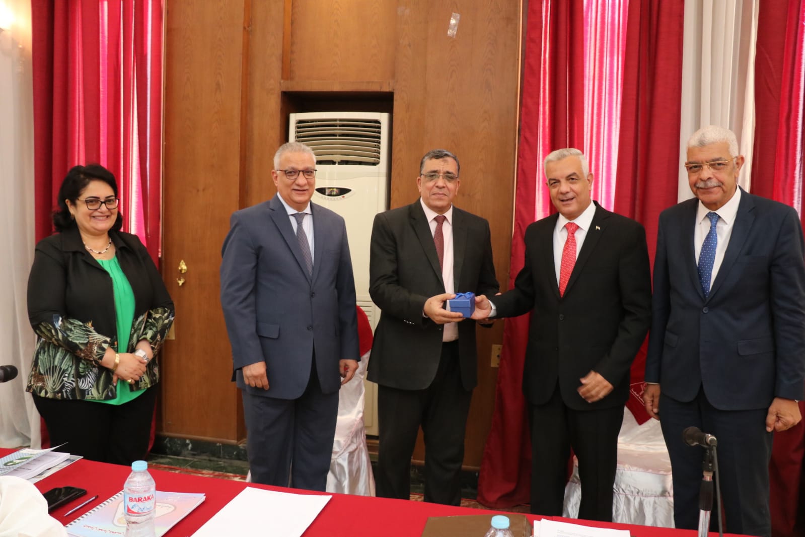 مجلس جامعة المنوفية يكرم نائب رئيس الجامعة لخدمة المجتمع وتنمية البيئة لبلوغه سن المعاش  