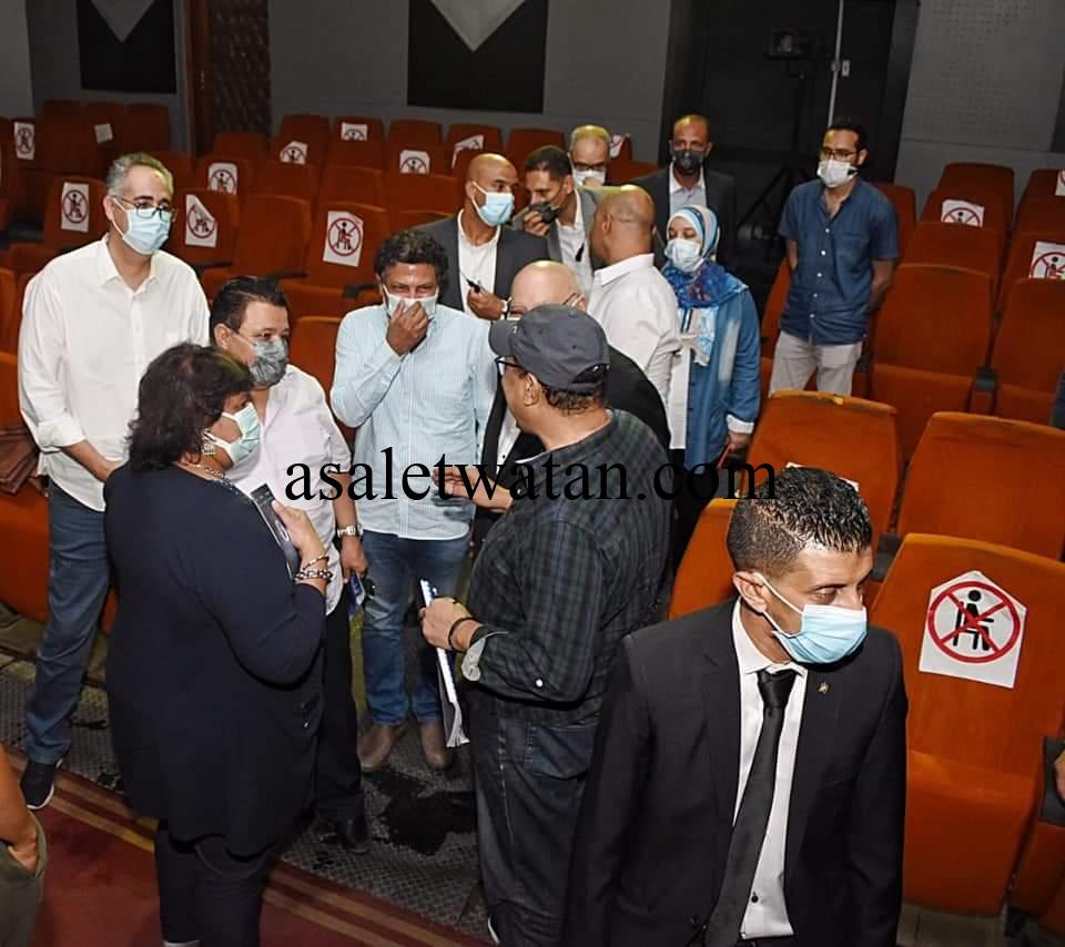 الدكتورة إيناس عبد الدايم تتابع بروفات العرض المسرحي أحدب نوتردام.