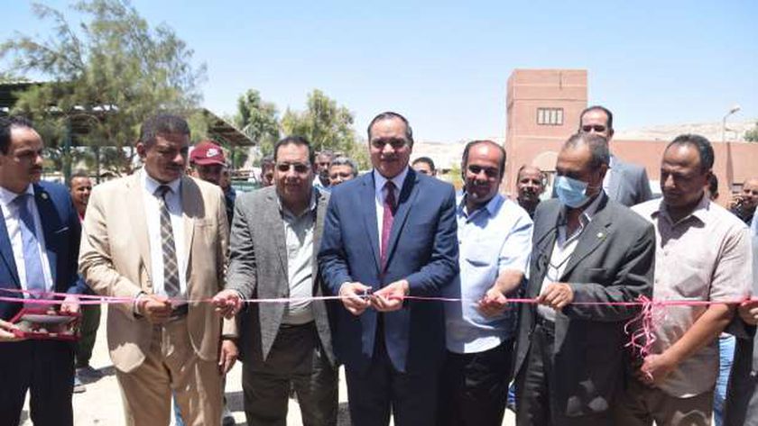 رئيس جامعة سوهاج يضع حجر أساس وحدات البيوجاز للطاقة النظيفة