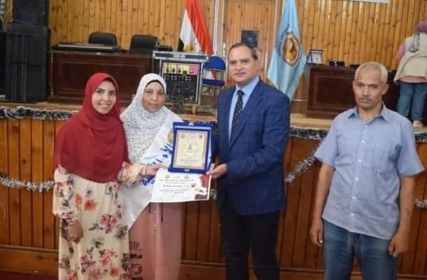 «أحمد عزيز» يكرم 26 أم مثالية بمختلف كليات وإدارات الجامعة  
