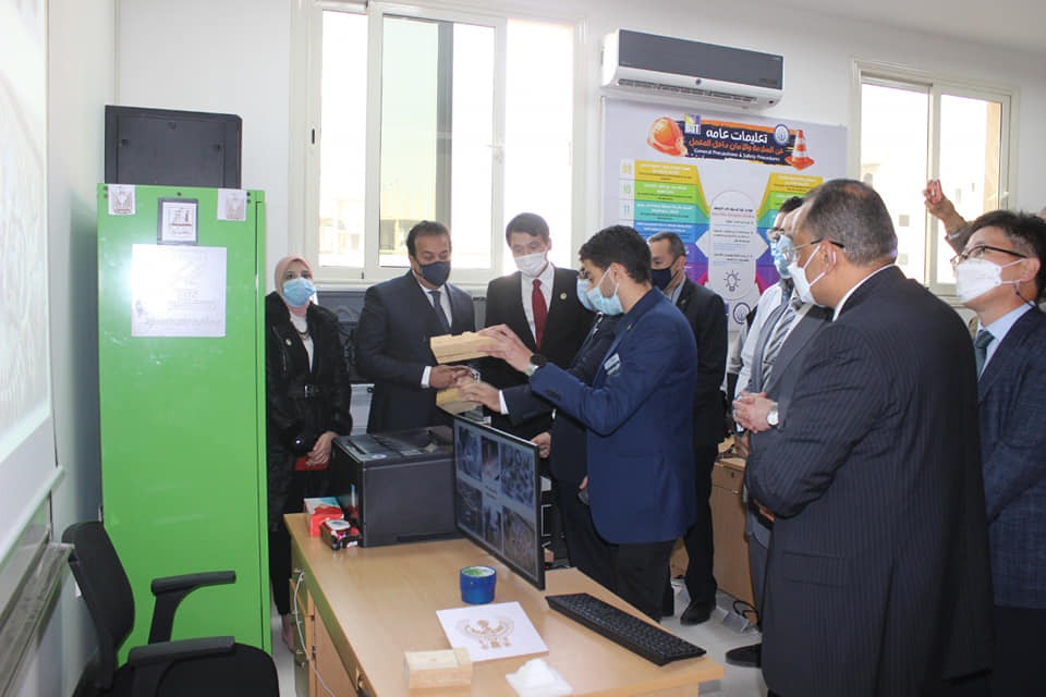 وزير التعليم العالي يستعرض تقريرًا حول أنشطة جامعة بني سويف التكنولوجية