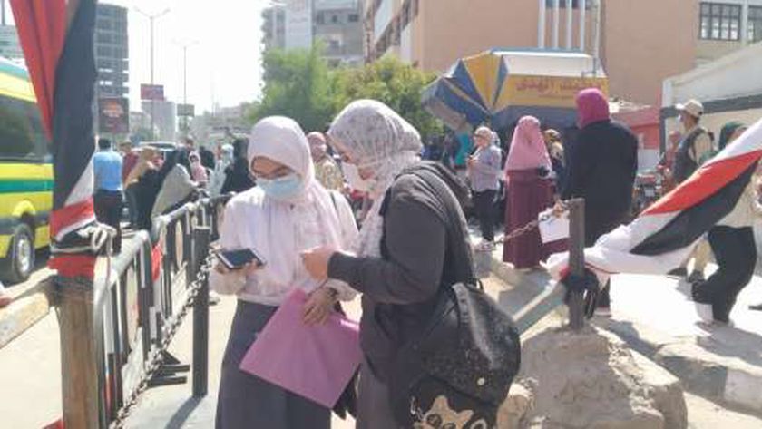تسريب واعتداء ونقل للمستشفى.. كواليس أول امتحانات الثانوية من غرفة «المعلمين»