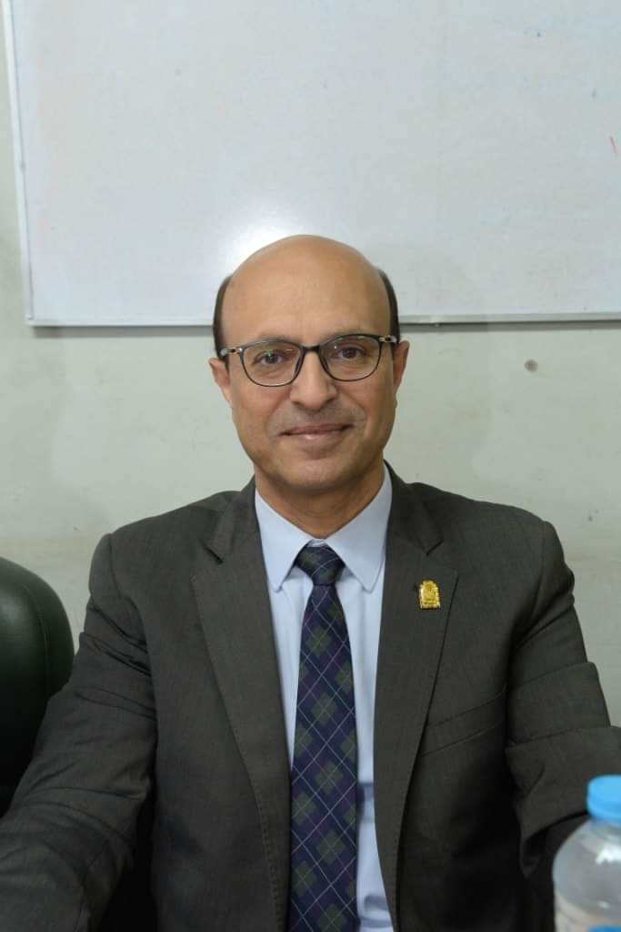 نائب رئيس جامعة أسيوط يفتتح معرض فني بعنوان تشكيلات خطية بكلية التربية النوعية 
