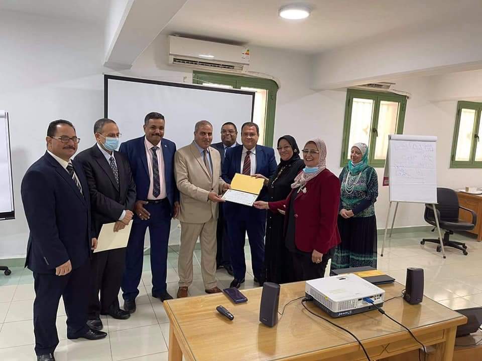 رئيس جامعة الأزهر يشهد تخريج الدورة التدريبية السابعة من قيادات المستقبل بمركز التدريب والتطوير  