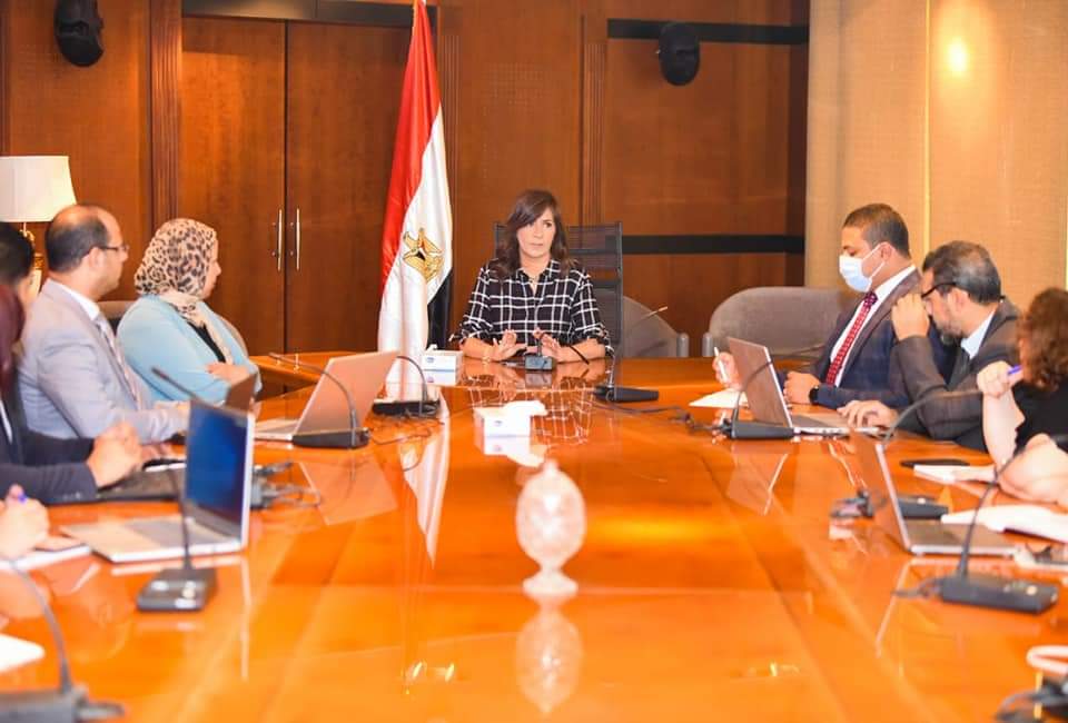 وزيرة الهجرة تجتمع بغرفة العمليات لمتابعة تسجيل المسافرين للحصول على لقاح كورونا