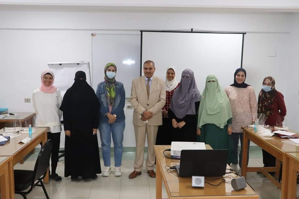 رئيس جامعة الأزهر يتفقد الدورة ال 34 لأعضاء الهيئة المعاونة بمركز التدريب والتطوير .