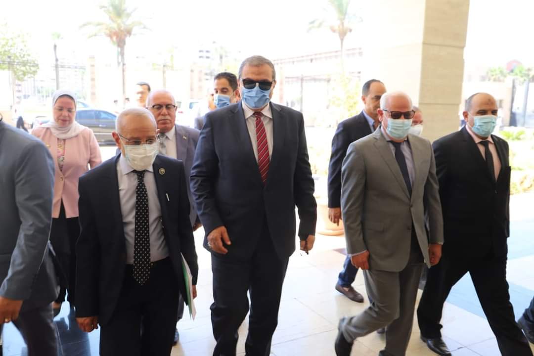 سعفان ومحافظ بورسعيد يوزعان 500 وثيقة تأمين علي العمالة غير المنتظمة