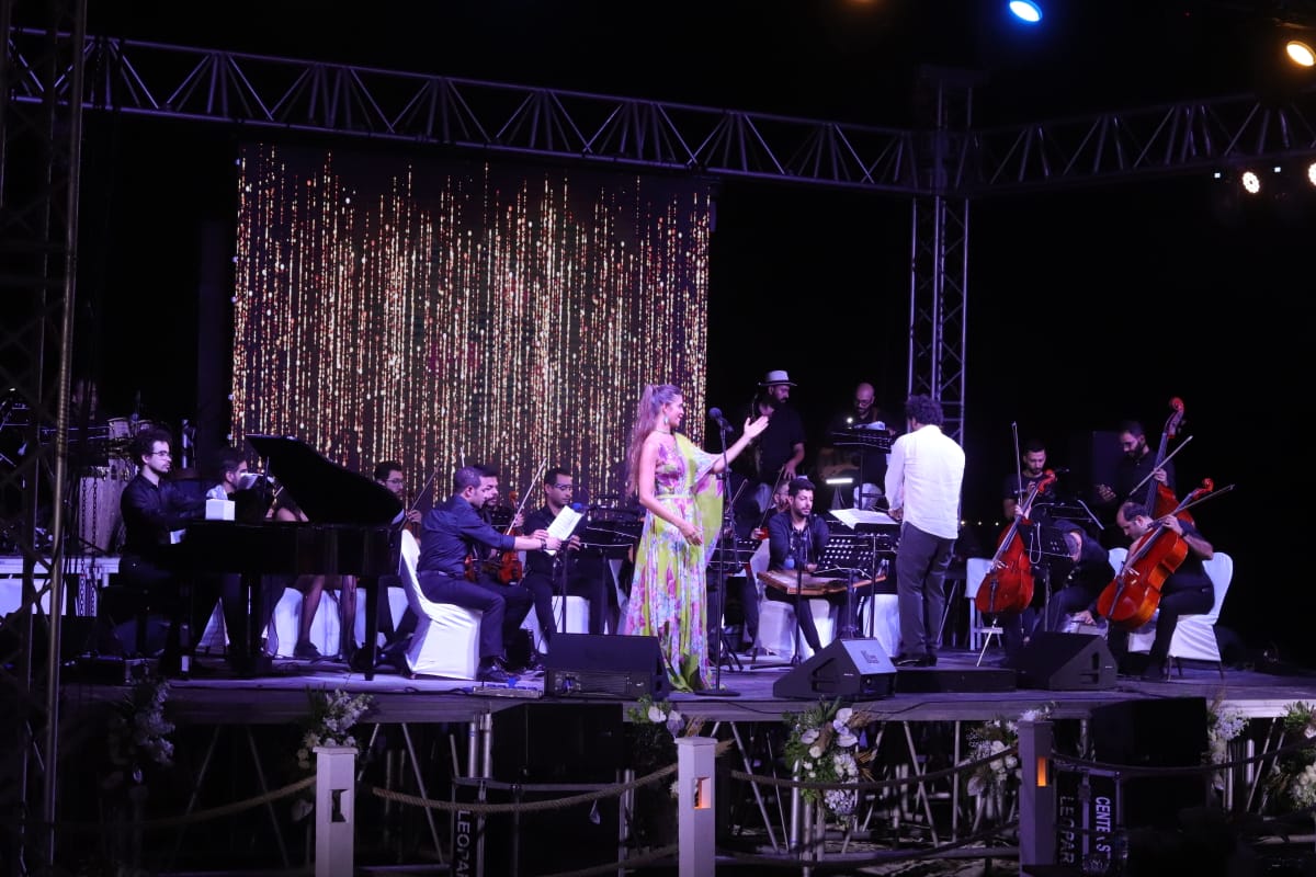 فنانو العالم يبدعون لوحاتهم على شاطئ البحر في العلمين الجديدة 