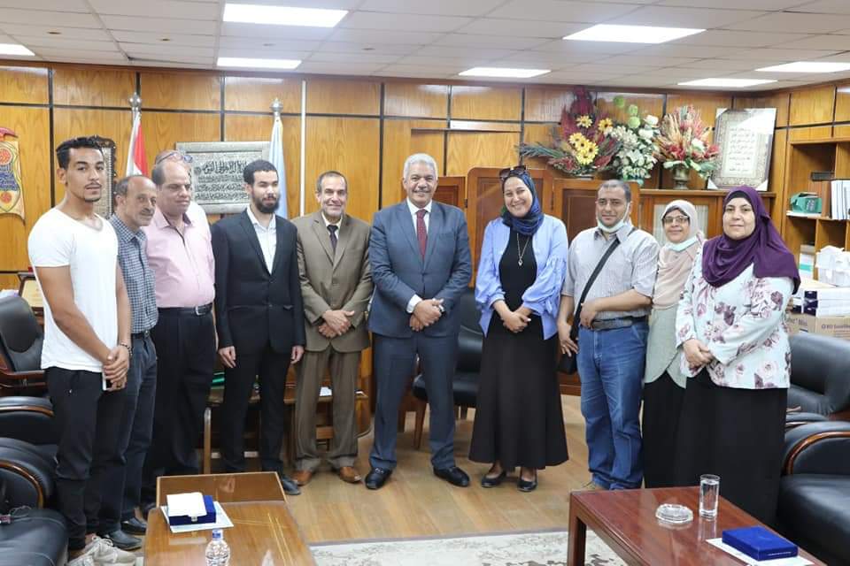 نائب رئيس جامعة الأزهر يكرم المبصرين بقلوبهم، ويمنحهم درع الجامعة وشهادة تقدير