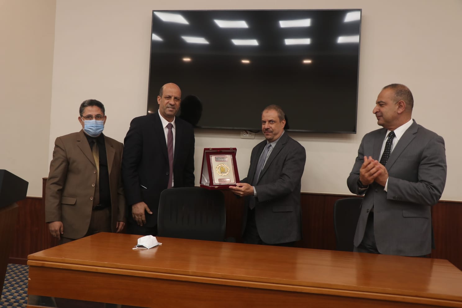 جامعة أسيوط/ تقدم درعها تكريماً لوكيل وزارة التخطيط بمناسبة بلوغه السن القانونية للمعاش