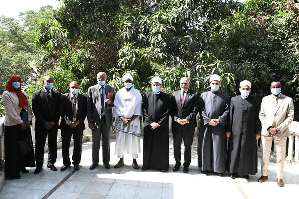 وزير الأوقاف السوداني يهدي نظيره المصري درع وزارة الأوقاف السودانية  ويسلمه دعوة لزيارة دولة السودان الشقيق .