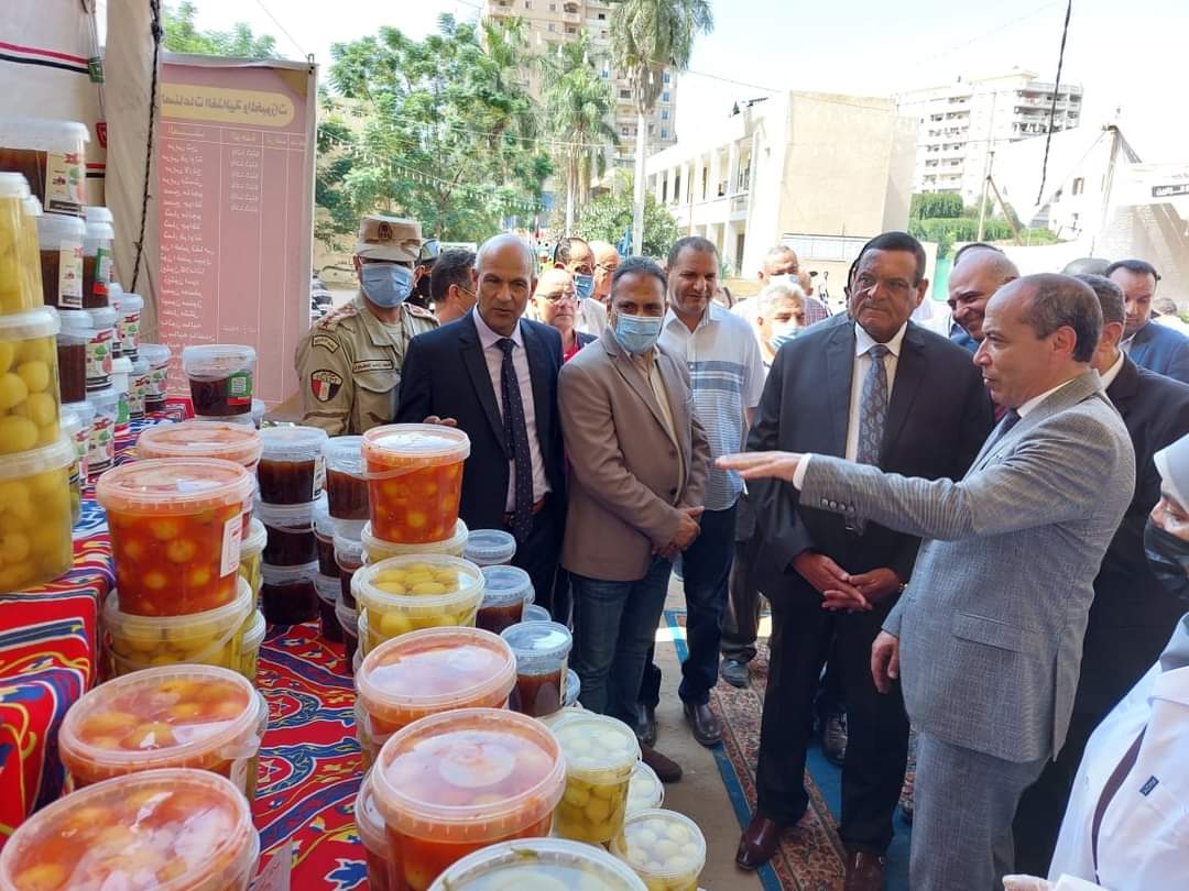 محافظ البحيرة يفتتح معرض منتجات المدارس الزراعية .