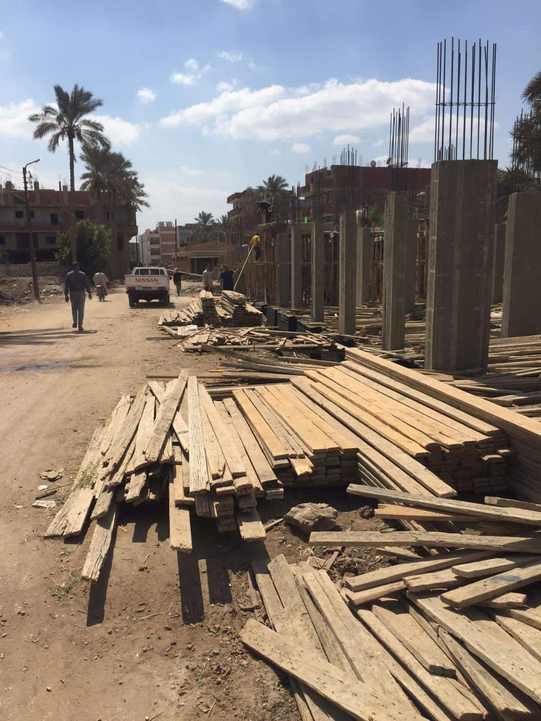 حياة كريمة بالقليوبيةتمديد كبلات الكهرباء والبدءالعمل فى مدرسة الاعدادى بقريه طحا نوب