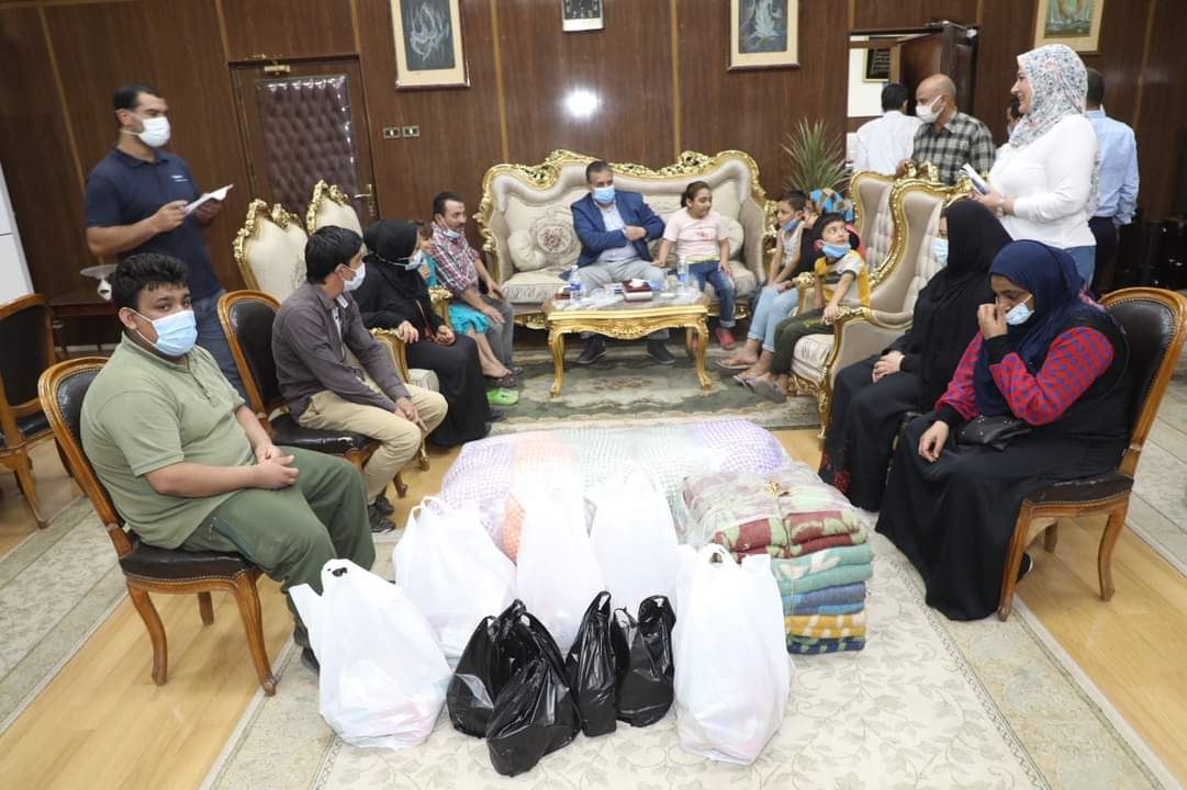 محافظ المنوفية يستقبل أسرة سورية لتقديم الدعم والمساندة ويؤكد ” أنتم في بلدكم الثاني مصر “