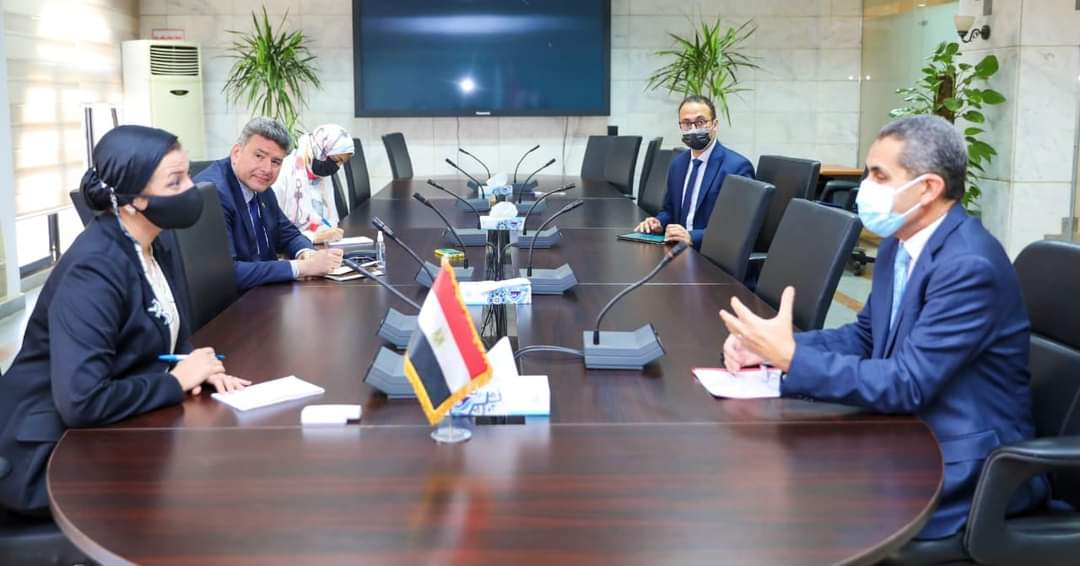 وزيرة البيئة تناقش مع محافظ الغربية دعم القرى الاكثر احتياجا ضمن مبادرة حياة كريمة