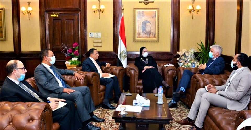 وزيرة التجارة والصناعة تبحث مع إحدى كبريات الشركات الامريكية المتخصصة في مجال الملابس الجاهزة ضخ استثمارات جديدة بالسوق المصري