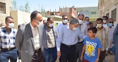حياة كريمة بالمنيا.. المحافظ يتابع تنفيذ مشروعات قرية جزيرة شارونة بمغاغة