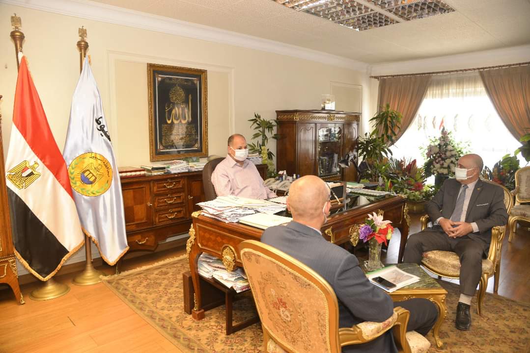 محافظ أسيوط يناقش الموقف التنفيذي لمشروعات تطوير الريف المصري بديروط ومنفلوط