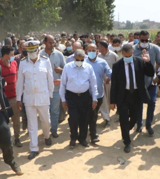في مشهد مهيب محافظ المنوفية يتقدم جنازة رجل الأعمال ” محمود العربي ” بمسقط رأسه بأبو رقبة بأشمون.. صور