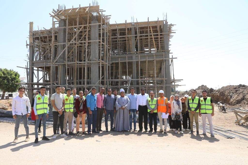 ضمن مبادرة محافظ سوهاج من حقك تعرف 35 شاب وفتاة يتفقدون مشروعات حياة كريمة بقرى مركز البلينا