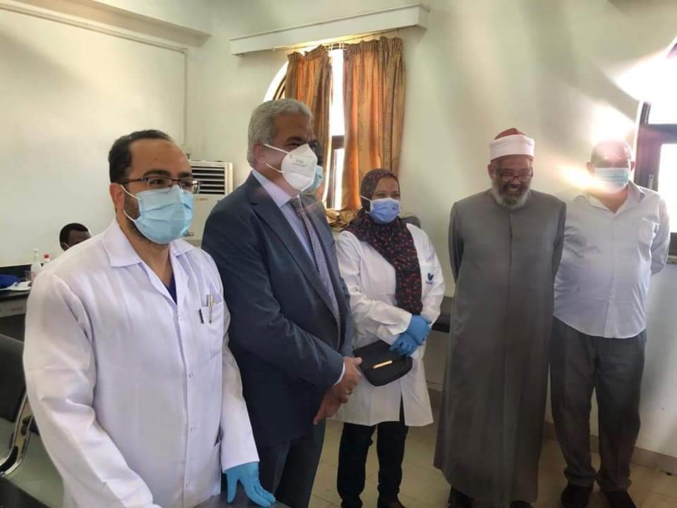بالصور صديق يتفقد قافلة جامعة الأزهر الطبية بمستشفى الصداقة بتشاد وسط إقبال كبير
