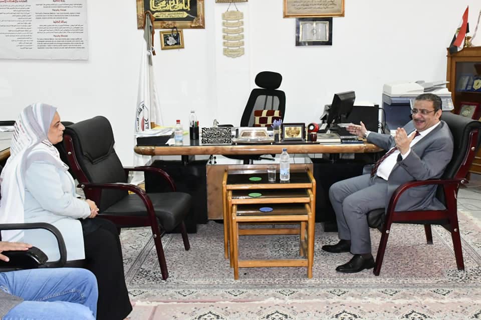 رئيس جامعة قناة السويس يعلن تنفيذ 3 برامج مميزة بكلية الطب البيطرى.