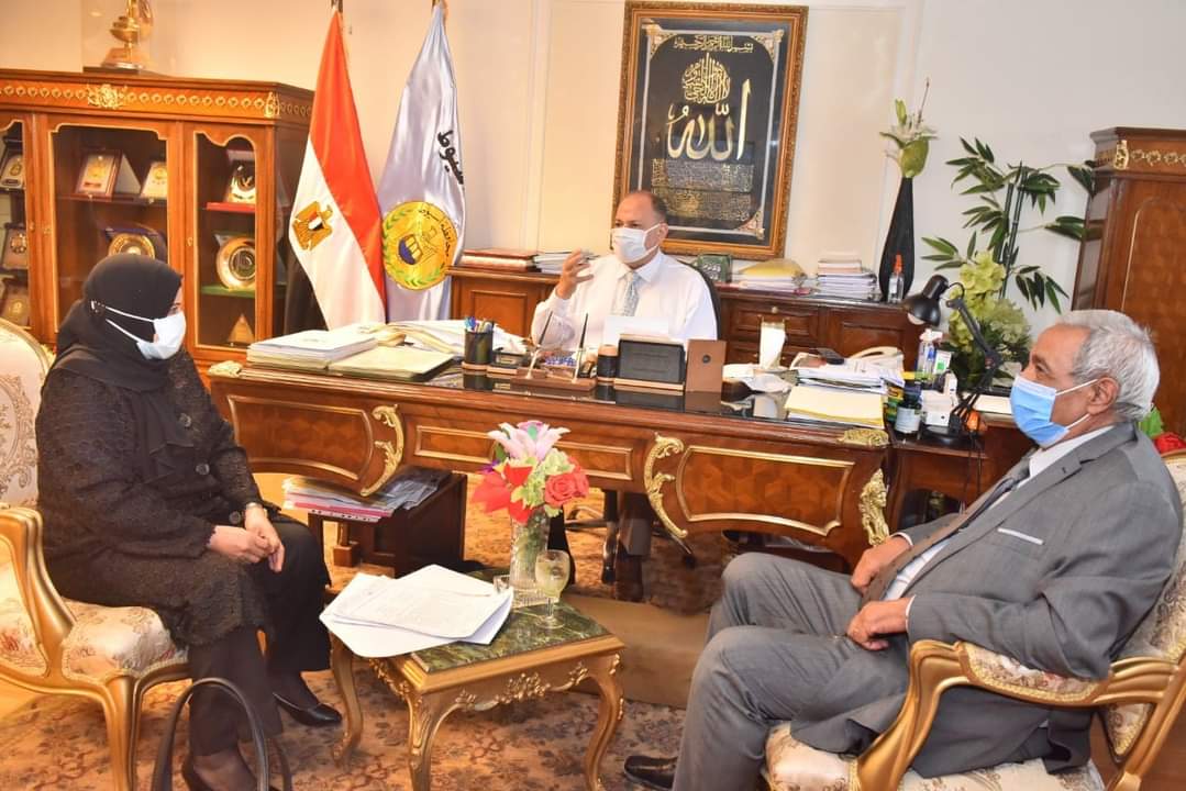 محافظ أسيوط يلتقى وكيل وزارة الزراعة ويشدد على تكثيف الجهود لمواجهة الحرق المكشوف وتوزيع المفارم على قرى المحافظة لتعظيم الاستفادة من المخلفات الزراعية.