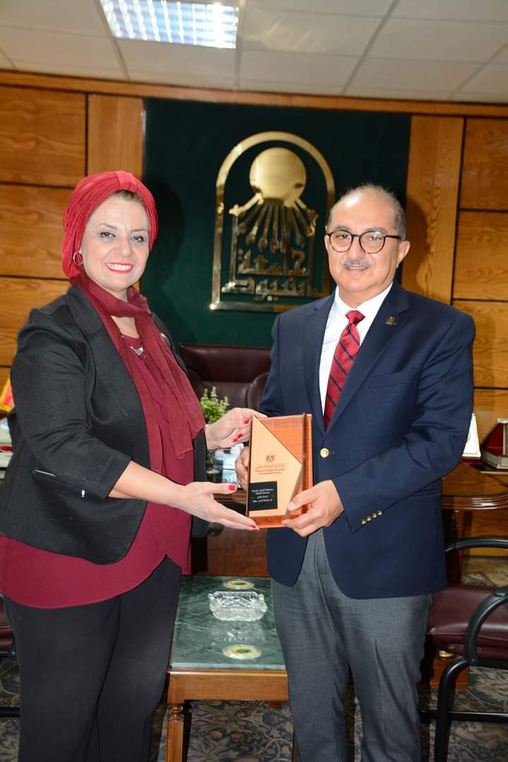 الجمال:يستلم درع الفوز بثاني أفضل جامعة مصرية صديقة للبيئة باسيوط