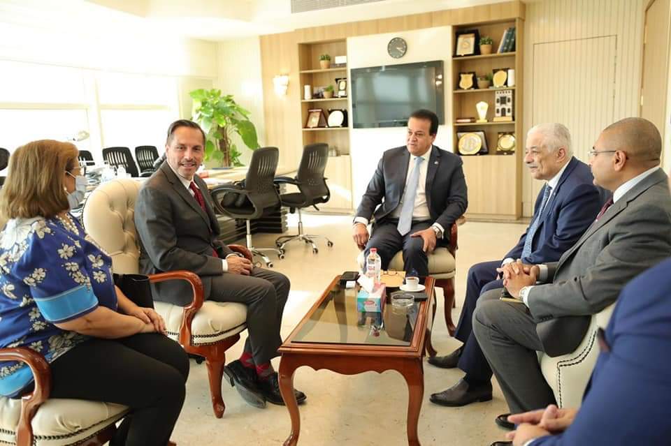 وزير التعليم العالي يعقد اجتماعًا حول مشروع رفع كفاءة فرق التمريض بالمستشفيات الجامعية