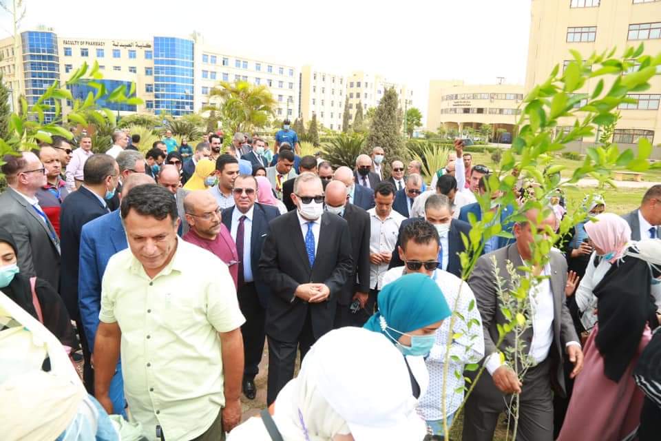 محافظ كفر الشيخ ونائبه ورئيس الجامعة يثنون على العروض الرياضية للجامعات المصرية