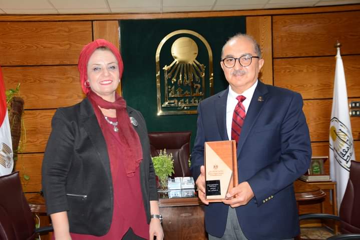 رئيس جامعة أسيوط يتسلم من نائبته لقطاع خدمة المجتمع درع الفوز بثاني أفضل جامعة مصرية صديقة للبيئه
