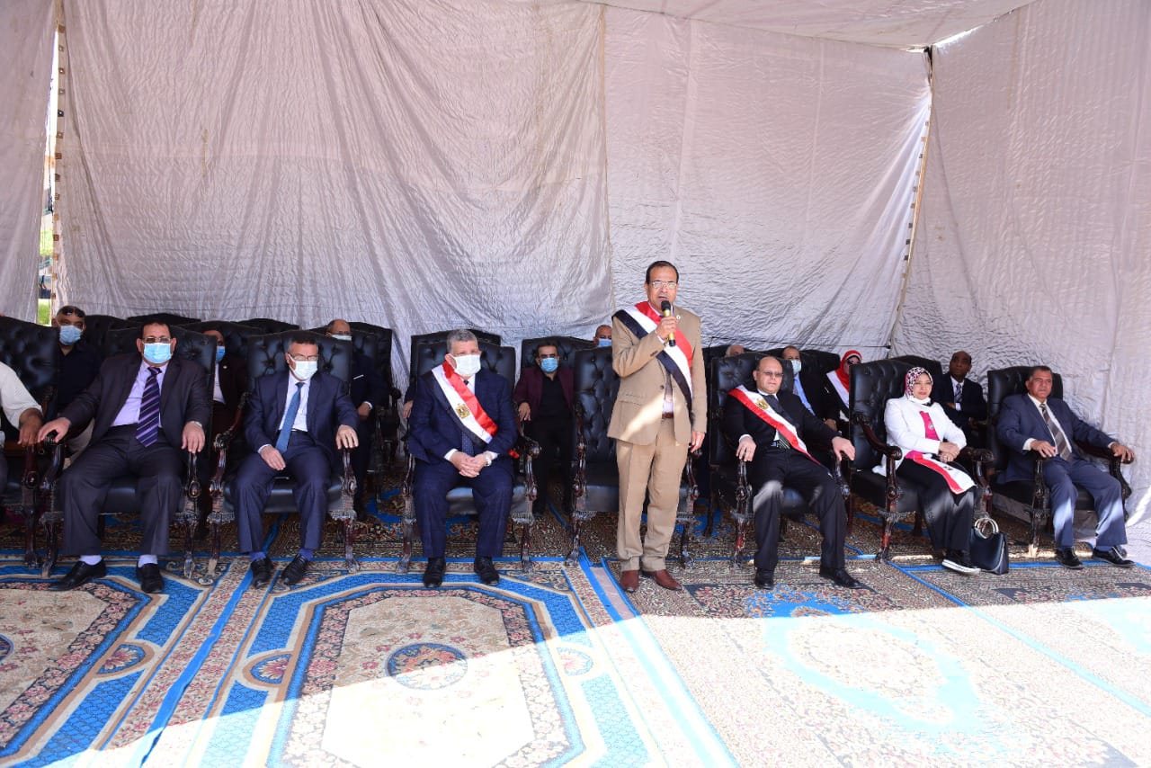 جامعة سوهاج تبدأ عامها الدراسى بالسلام الوطنى وتحية العلم بالحرم الجديد..
