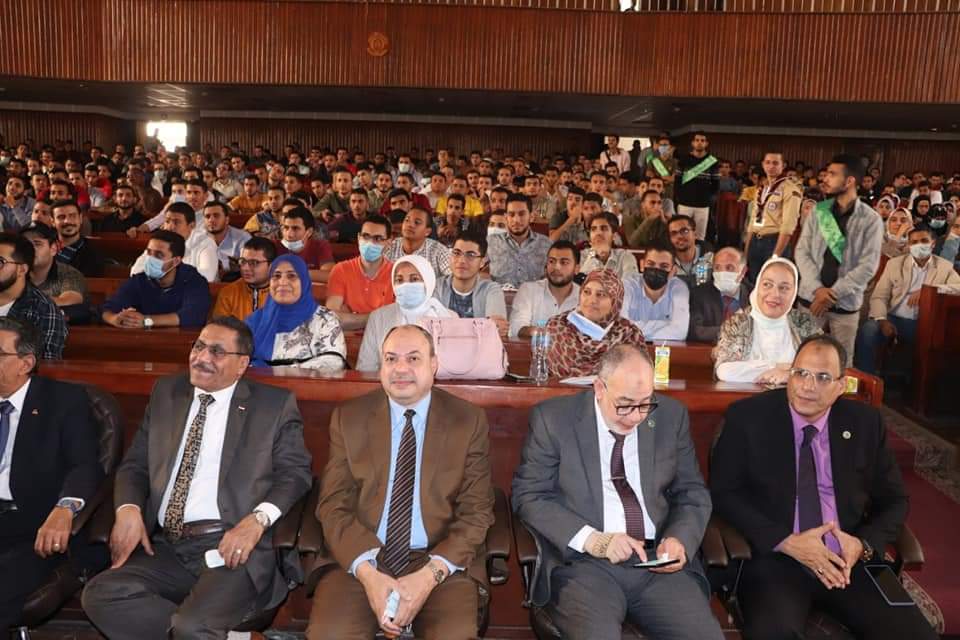 بالصور رئيس جامعة الأزهر يحاضر حول كيف تكون أستاذًا ناجحًا بكلية التربية وسط إقبال كبير