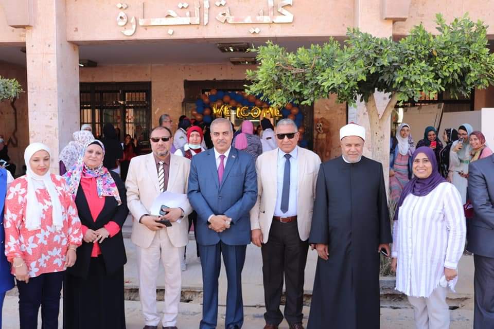بالصور .. رئيس جامعة الأزهر يشارك في تكريم المتفوقات بكلية التجارة ويرحب بالطالبات الجدد