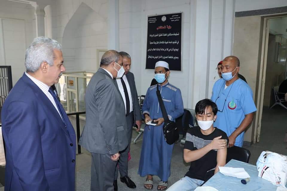 رئيس جامعة الأزهر يتفقد نقاط التطعيم ضد فيروس كورونا بحرم الجامعة بالدَّراسة
