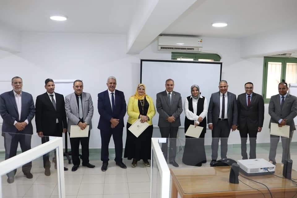 رئيس جامعة الأزهر يشهد تخريج الدفعة العاشرة من القيادات الأكاديمية بمركز التدريب والتطوير