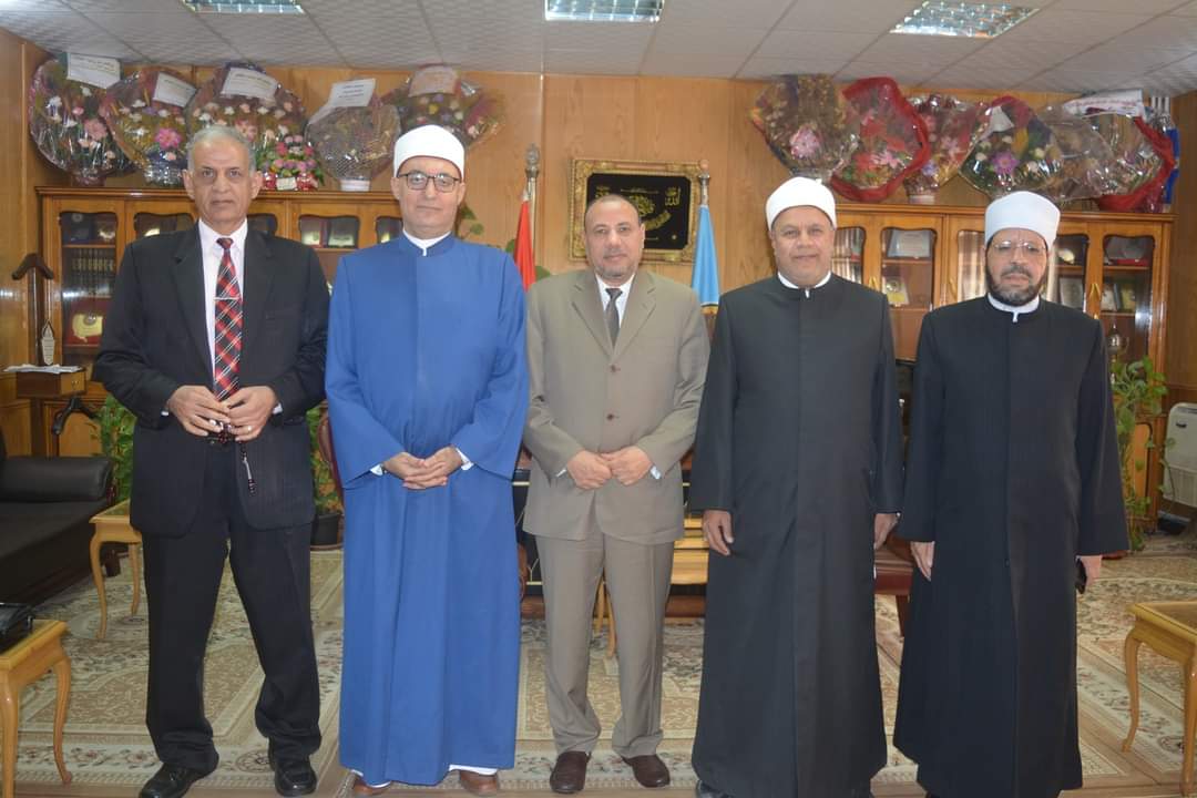 نائب رئيس جامعة الأزهر للوجه القبلي يستقبل أمين عام مجمع البحوث الإسلامية ونائب رئيس جامعة الأزهر للوجه البحري بمكتبه بأسيوط “