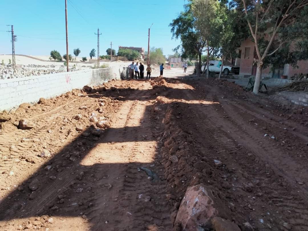 محافظ أسيوط يكلف رؤساء الوحدات المحلية بتفقد المشروعات الجاري تنفيذها .. ورئيس مركز البداري يتابع أعمال الرصف بطريق قرية السيول