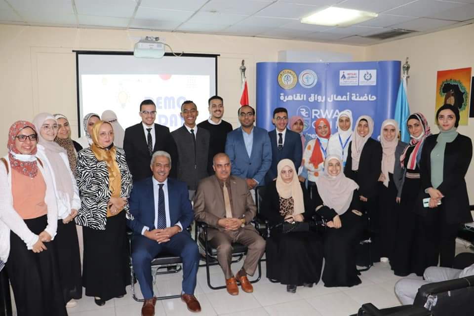 رئيس جامعة الأزهر يشيد بمشروعات حاضنة رواق القاهرة بكلية صيدلة البنات لريادة الأعمال ويكرم المحكمين 