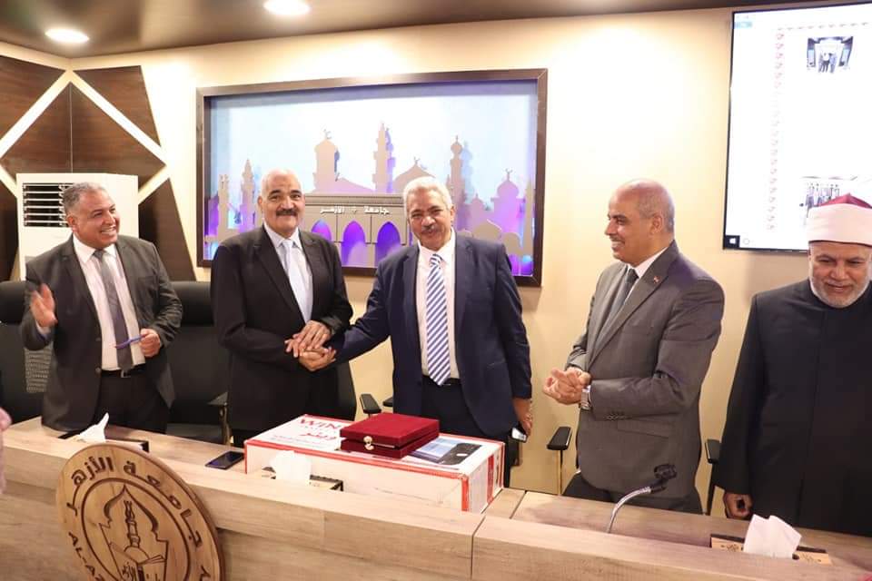 جامعة الأزهر تكرم حسن أحمد سليمان في يوم الوفاء
