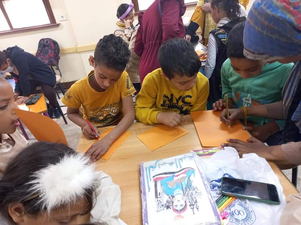 في مدرسة المجمعة الابتدائية المشتركة ” ارسم حلمك ” تواصل فعالياتها ضمن ورش التمكين الثقافي بثقافة الزعيم بأسيوط  