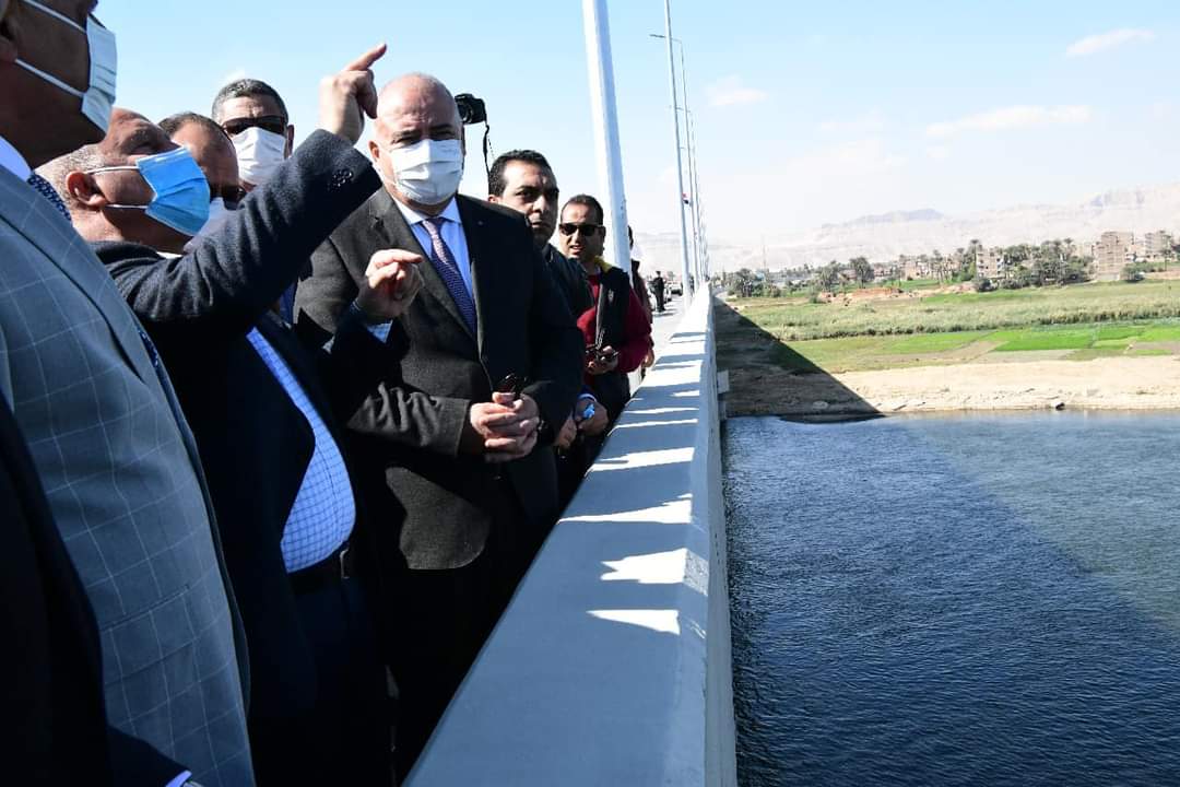 تمهيدا لإفتتاحه خلال أيام …  وزير النقل ومحافظ قنا يتفقدان محور الشهيد الرائد باسم فكرى 