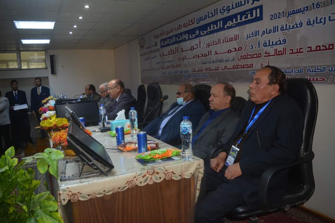 ” عميد كلية الطب بنين جامعة الأزهر بأسيوط يكرم الأطباء المشاركين في مستشفيات العزل، 