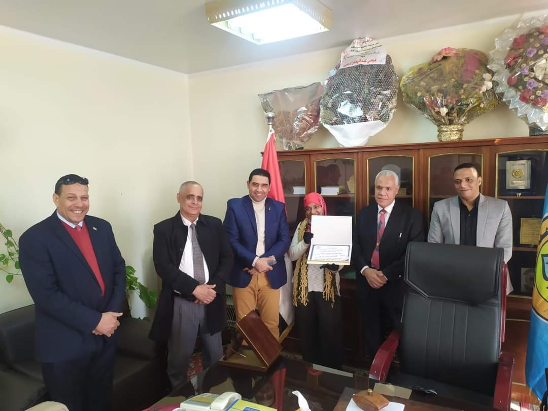 تكريم الأستاذة فاطمة محمد عبد الحكيم بالتوجه المالي والإداري بجامعة الأزهر بأسيوط