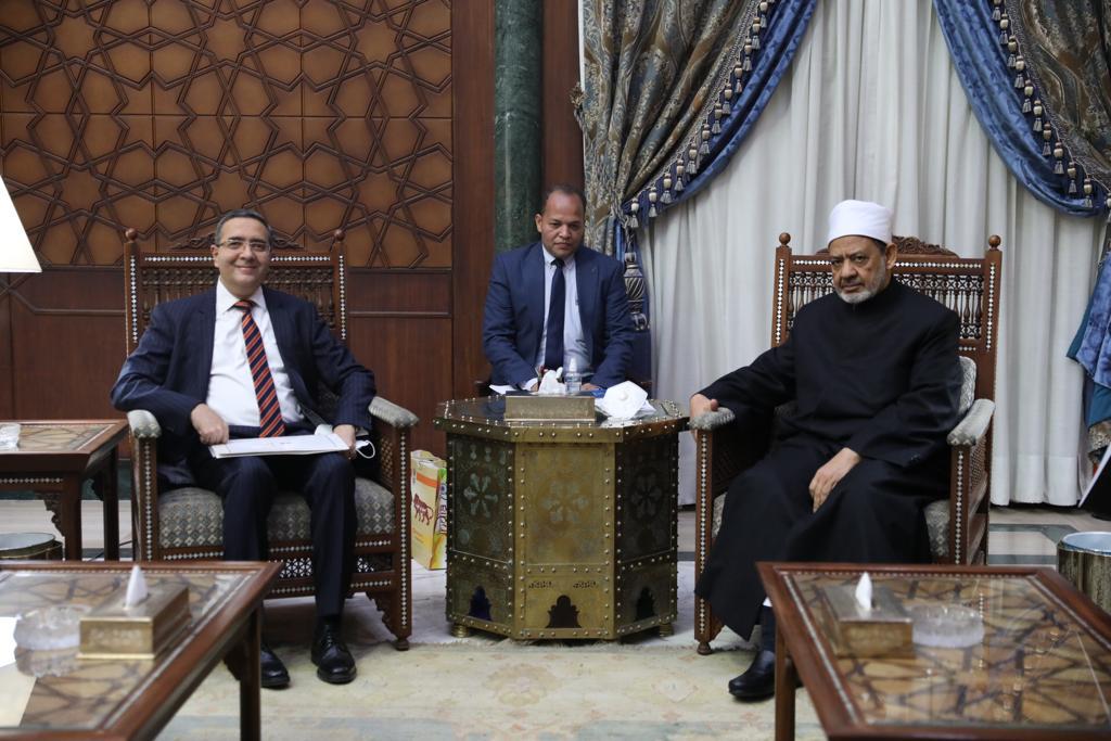 *شيخ الأزهر ينتقد الدعوات الغربية لتقنين الشذوذ والتحول الجنسي في المجتمعات الشرقية ويصفها بالغيوم السوداء الداكنة بدعاوى الحقوق والحريات*