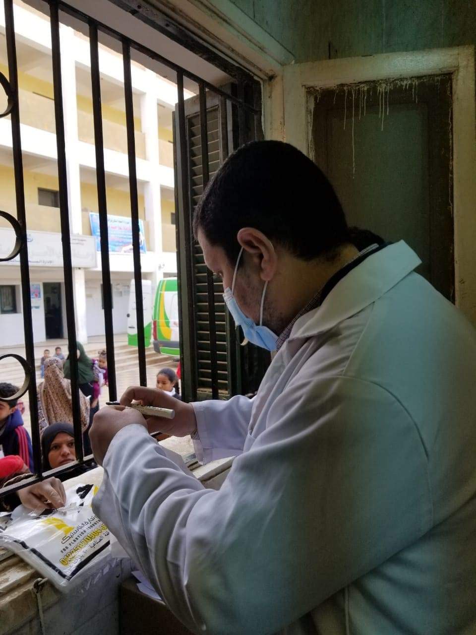 الكشف علي ٢٠٦٤ حالة في قافلة طهنا الجبل ضمن مبادرة ( حياة كريمة )